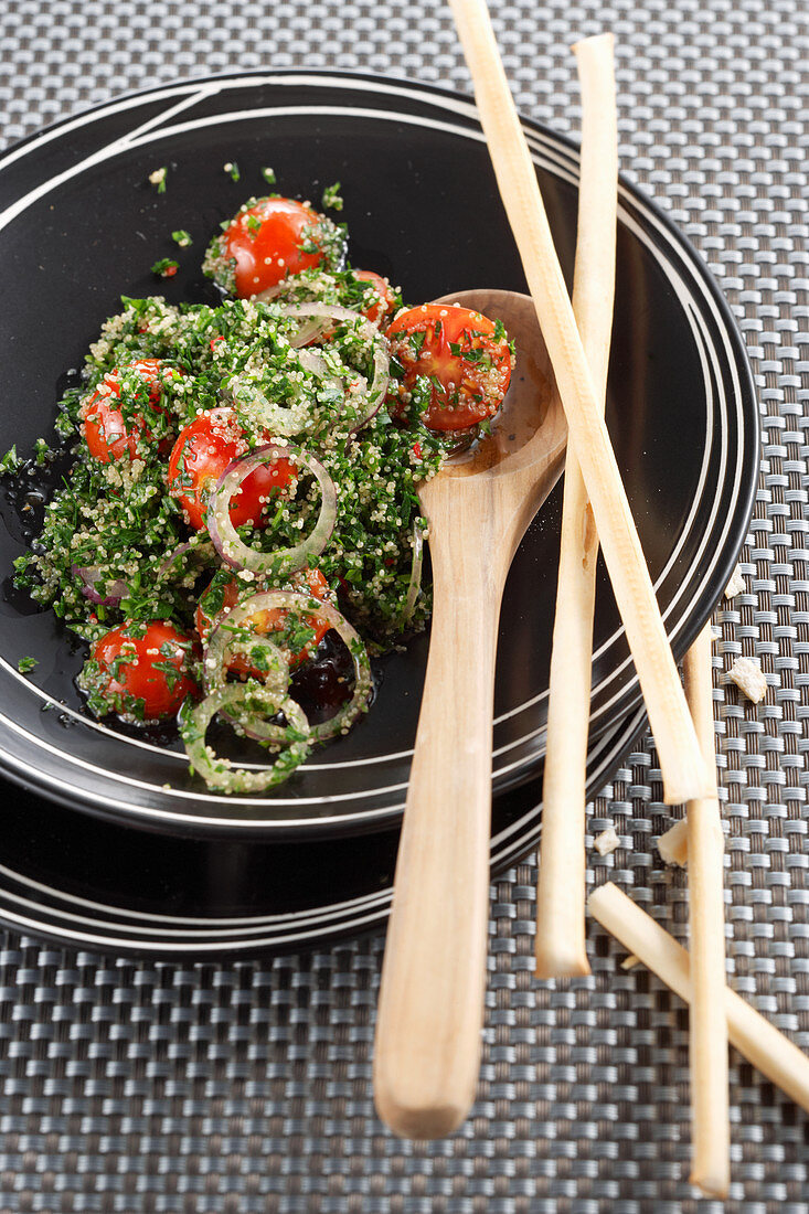 Parsley salad with amaranth, tomatoes, onions and grissini