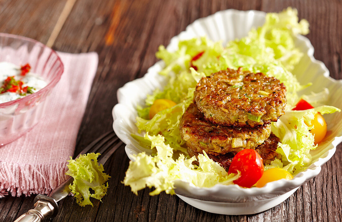 Vegetarische Grünkernfrikadellen auf Friseesalat