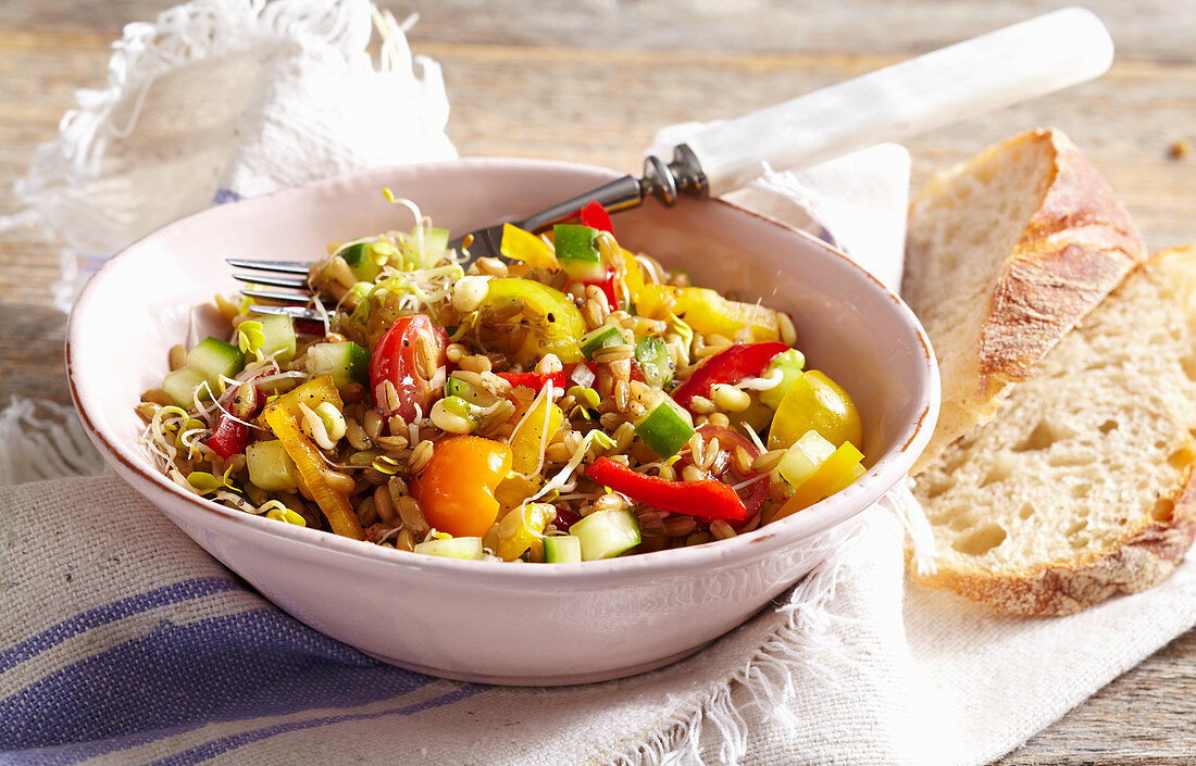 Grünkern-Sprossen-Salat mit Paprika, Tomaten und Vinaigrette