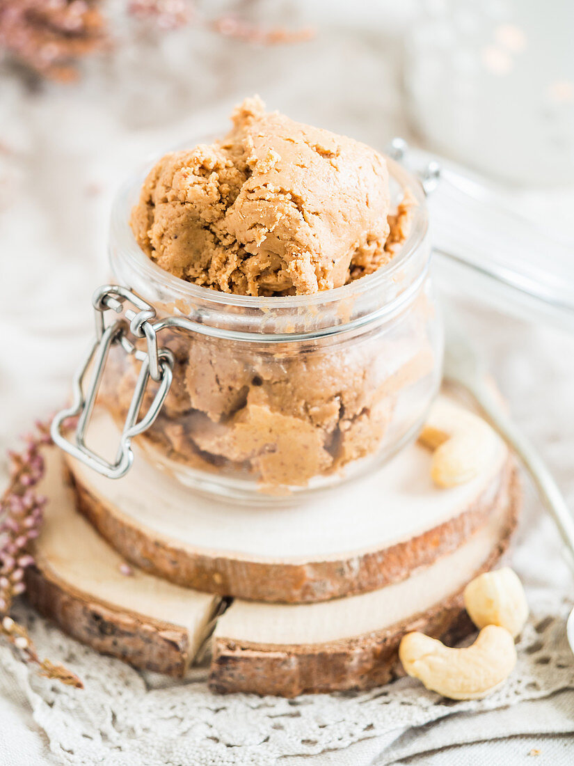 Homemade one-ingredient cashew butter