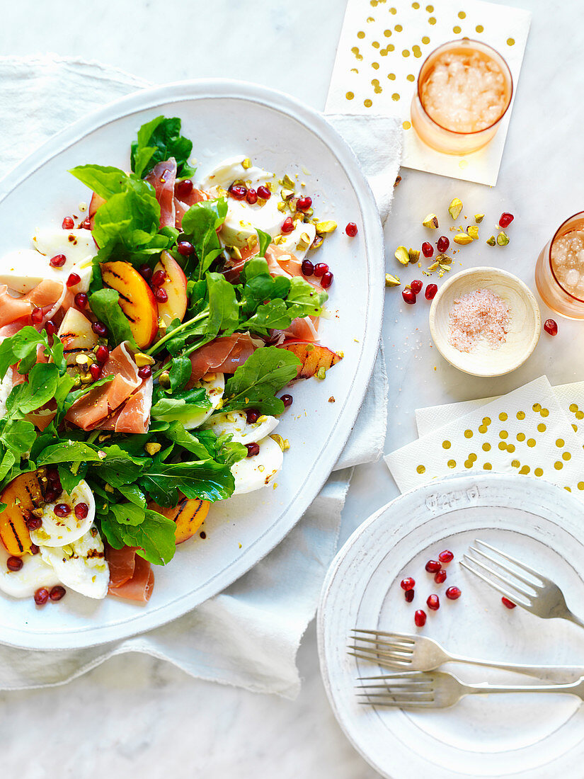 Gegrillter Nektarinensalat mit Prosciutto und Pistazien