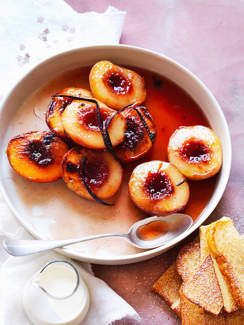 In Ahornsirup gebratene Pfirsiche mit Brioche