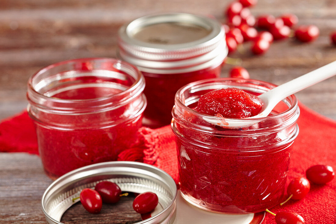 Selbstgemachte Kornelkirschen-Vanille-Konfitüre im Weckglas