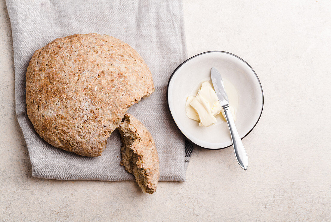 Hausgemachtes Vollkornbrot mit Butter