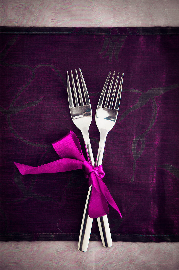 Valentinstag-Tischdekoration mit violetter Schleife