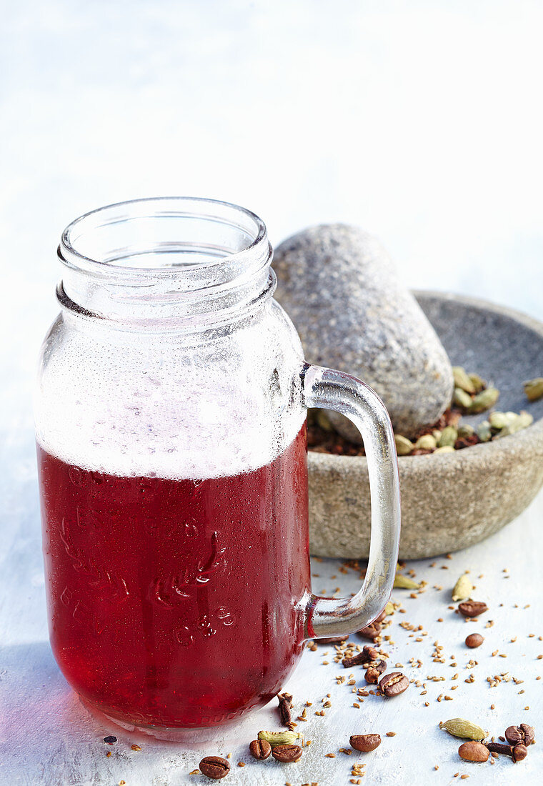 Kaffeebowle mit Gewürzen im Henkelglas