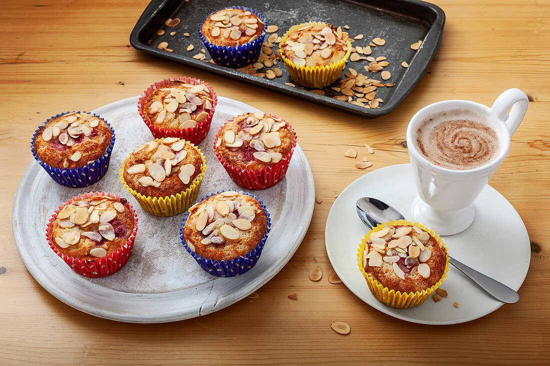 Orangen-Himbeer-Muffins mit Mandelblättchen