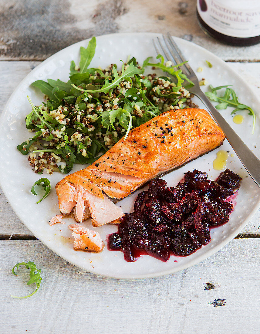 Gebratener Lachs mit Quinoasalat und Rote-Bete-Chutney