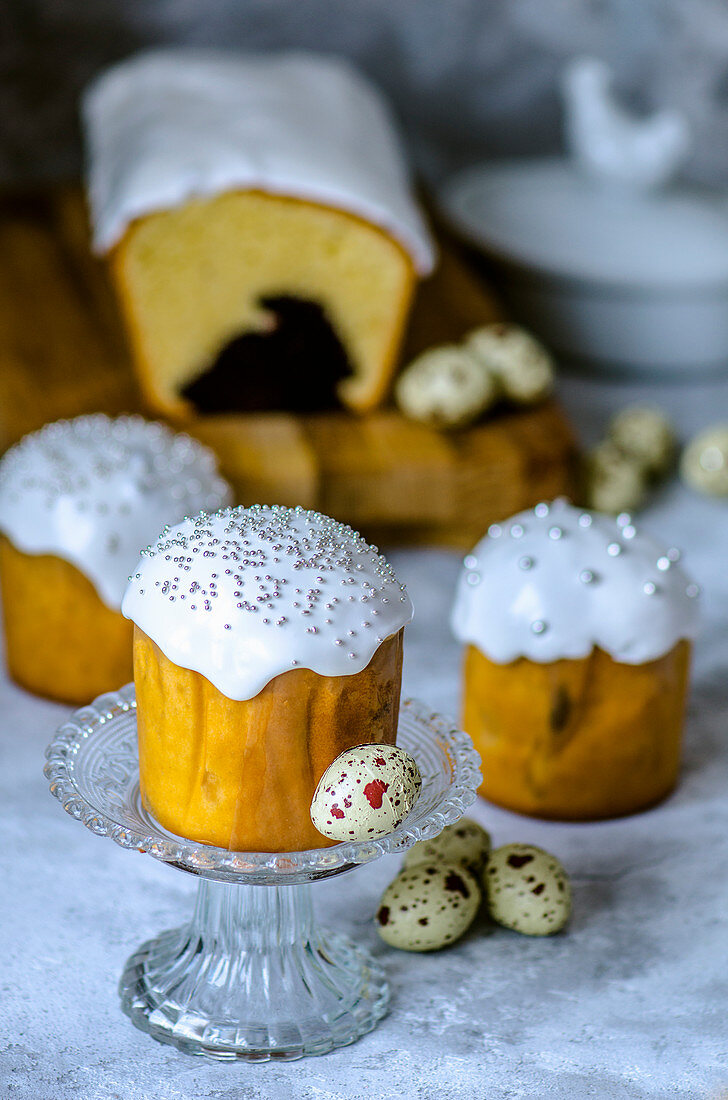 Kleine Hefekuchen und Schokoeier zu Ostern