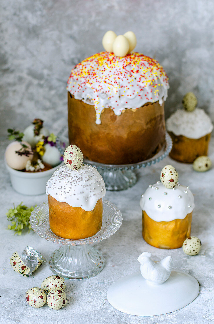 Marmorkuchen, kleine Hefekuchen und Schokoeier zu Ostern