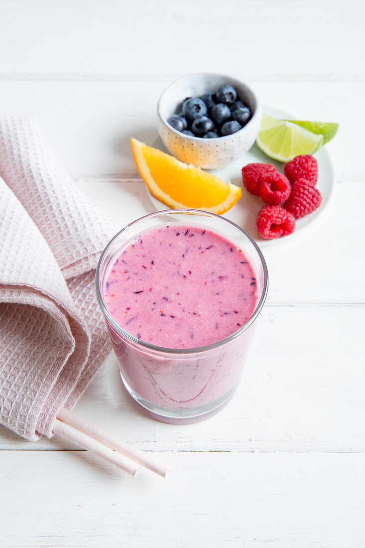 Beerensmoothie und frische Früchte