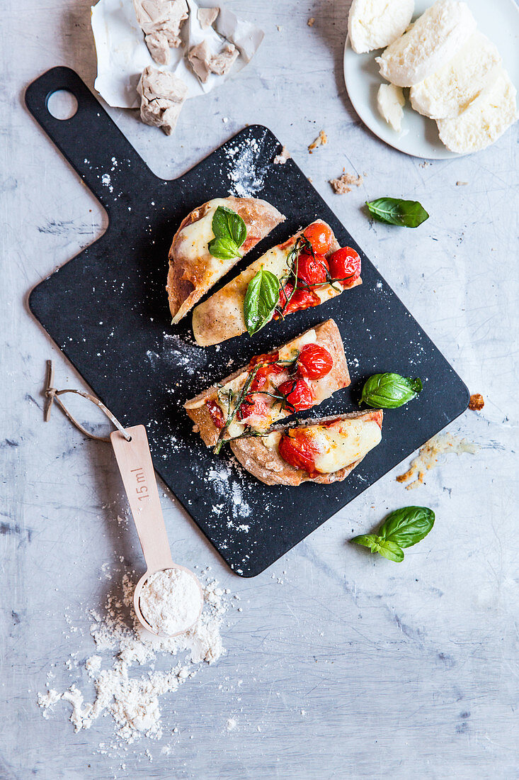 Focaccia mit Kirschtomaten und Mozzarella, geschnitten