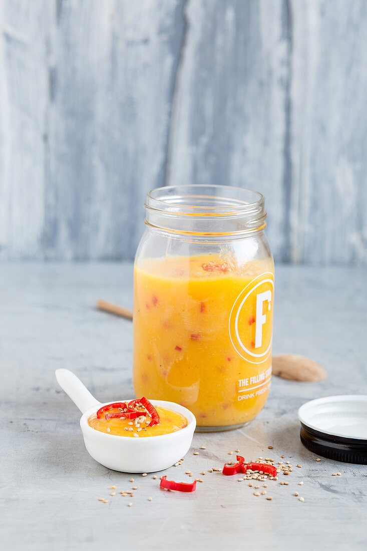 Mango-Dip mit Chilis und Sesam