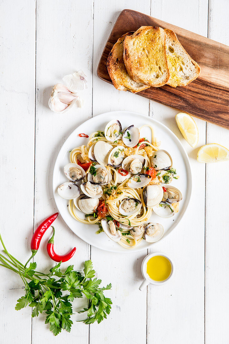 Mediterrane Pasta mit Venusmuscheln und Chilischoten