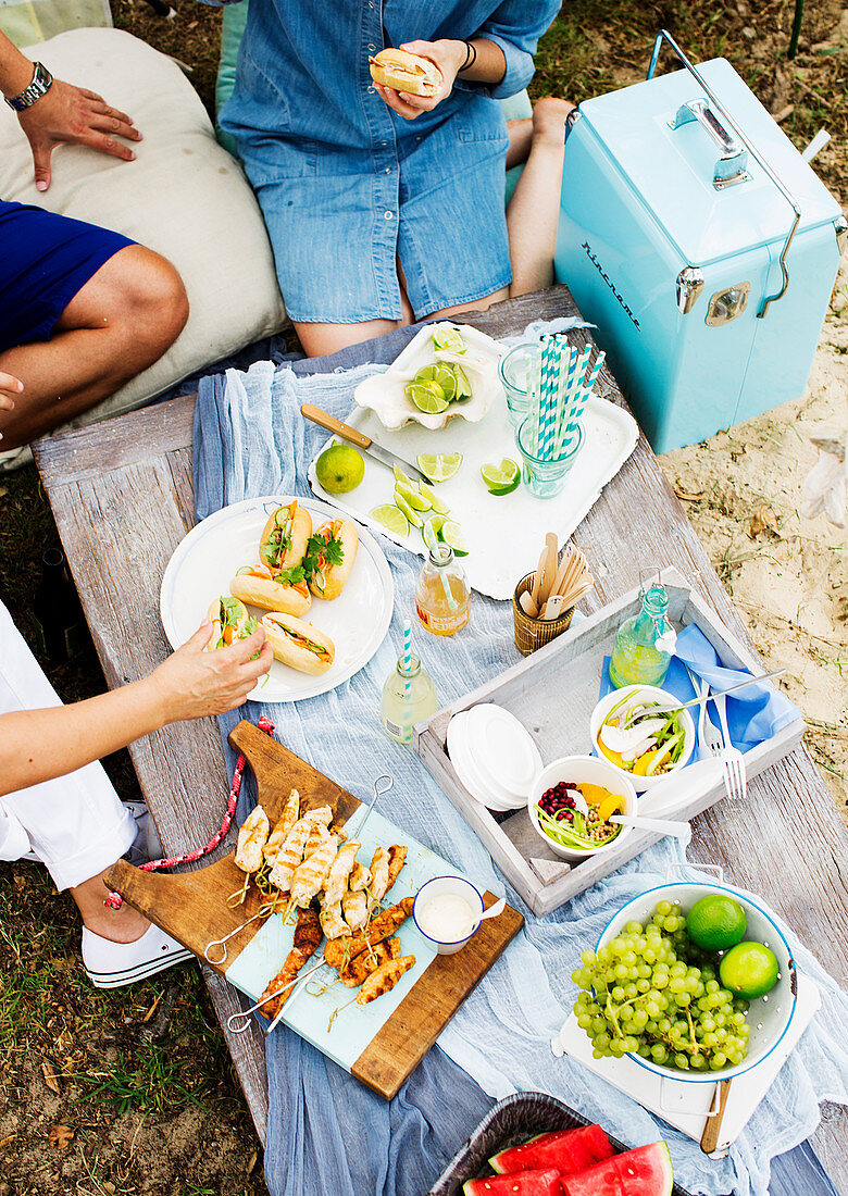 Picknick im Freien mit Spießen, Sandwiches und Obst