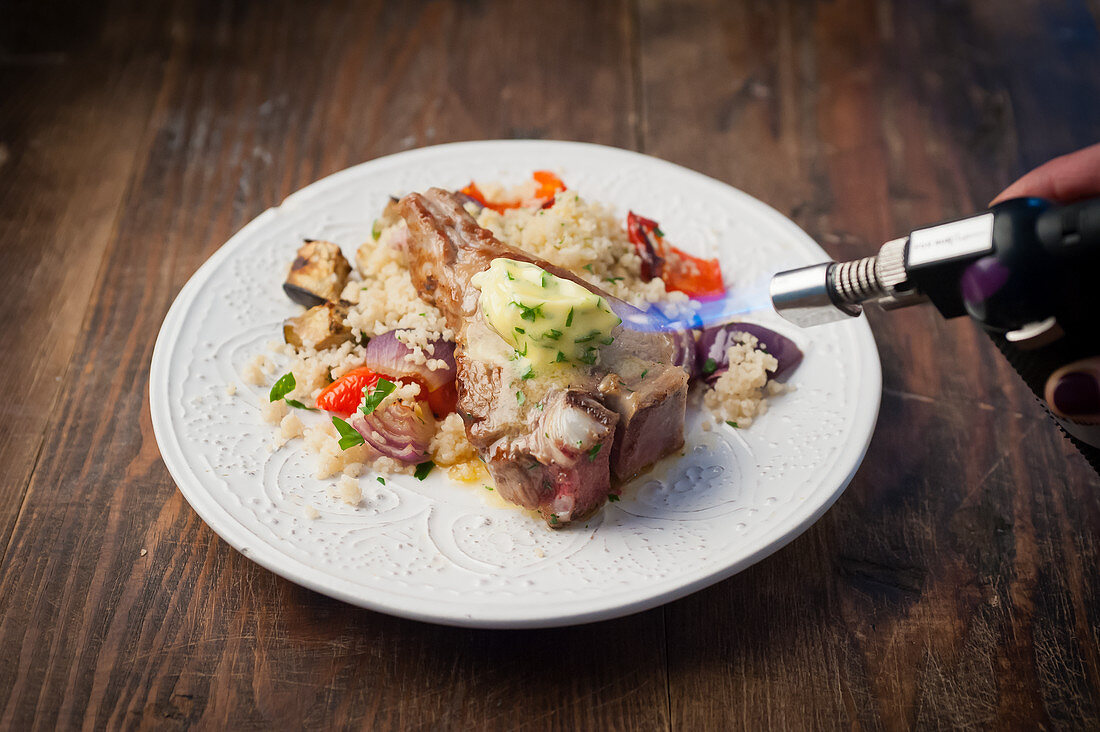 Schweinekotelett mit Kräuterbutter, Couscous und Gemüse