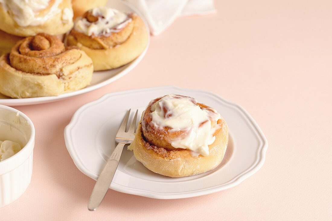 Cinnamon buns with butter cream