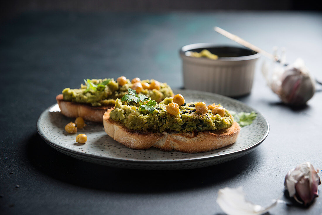 Röstbrot mit gebratenem Kichererbsenaufstrich (vegan)