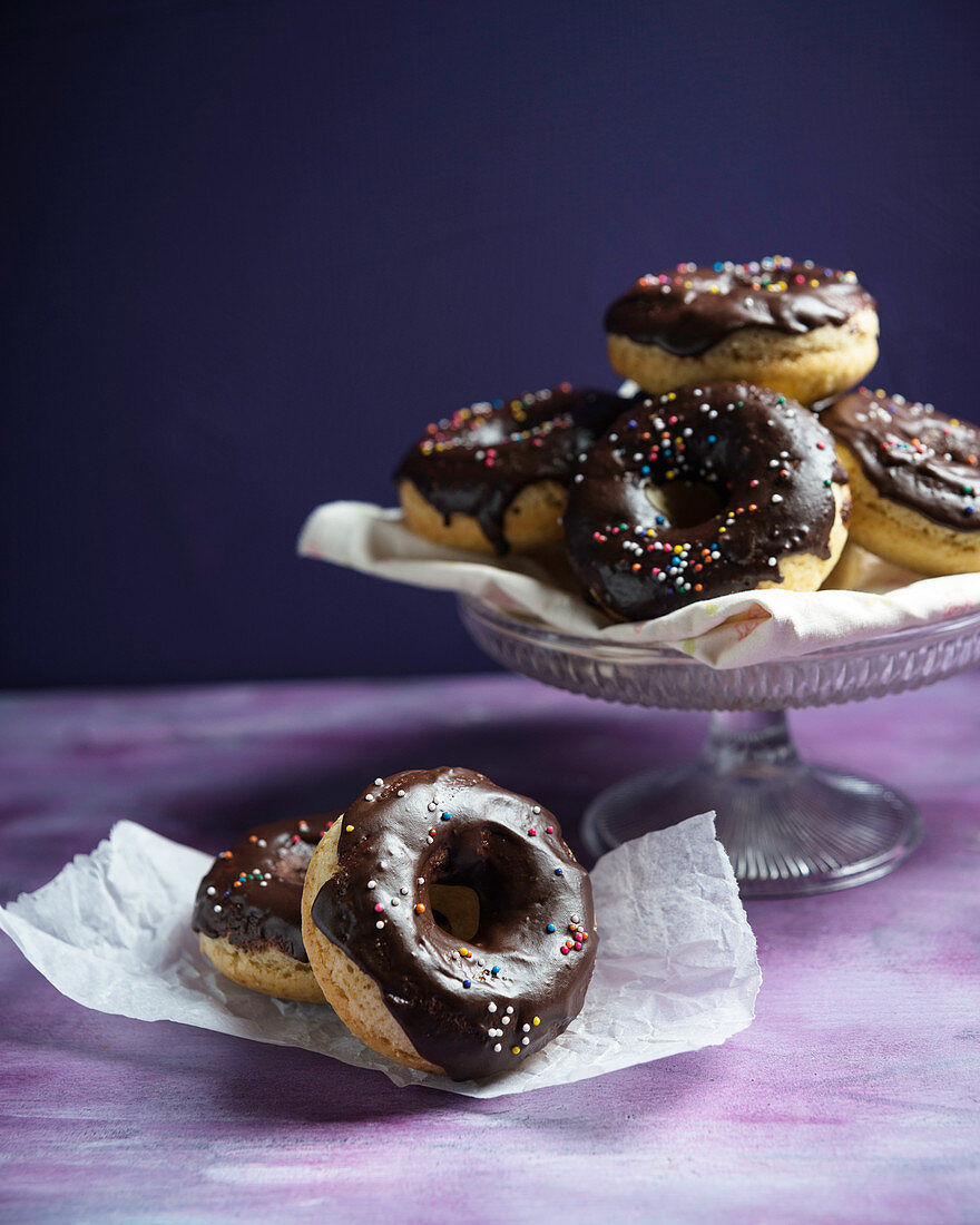 Vegane Donuts mit Kakao-Kokos-Glasur und Zuckerperlen