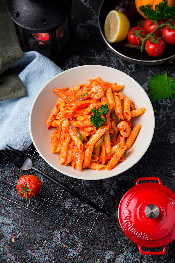 Penne mit Tomatensauce und Kräutern