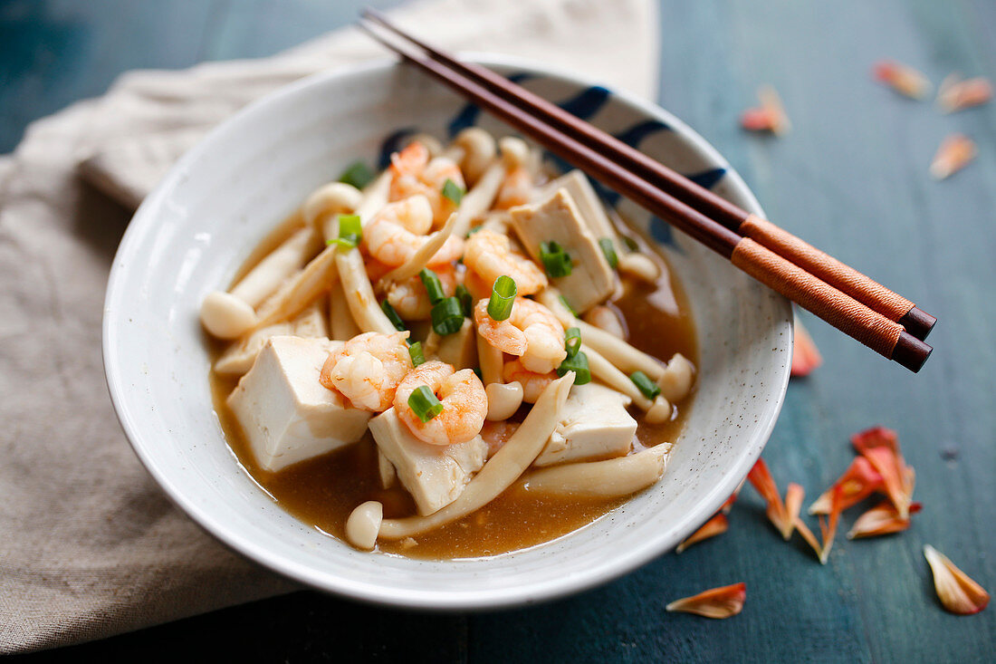 Sautéed tofu with mushrooms and prawns (Asia)