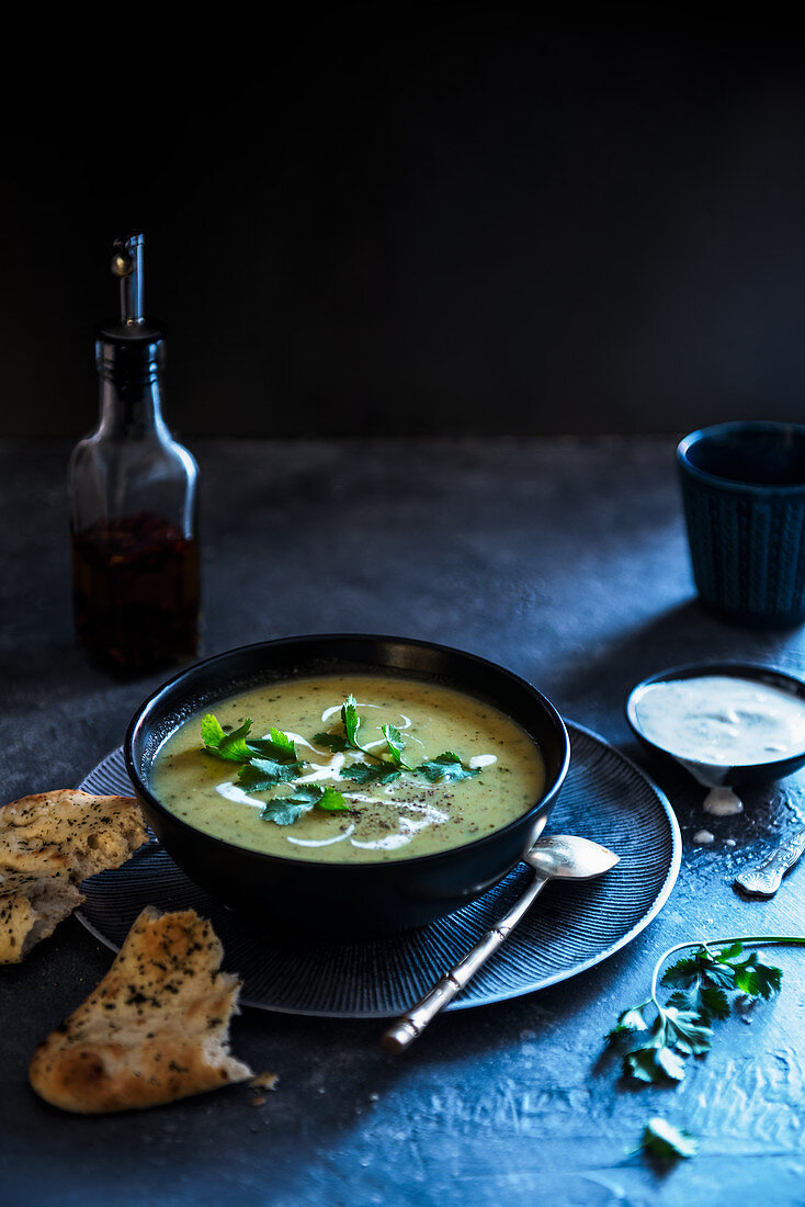 Curry-Pastinaken-Suppe mit Koriandergrün, Minzjoghurt und Knoblauchbrot