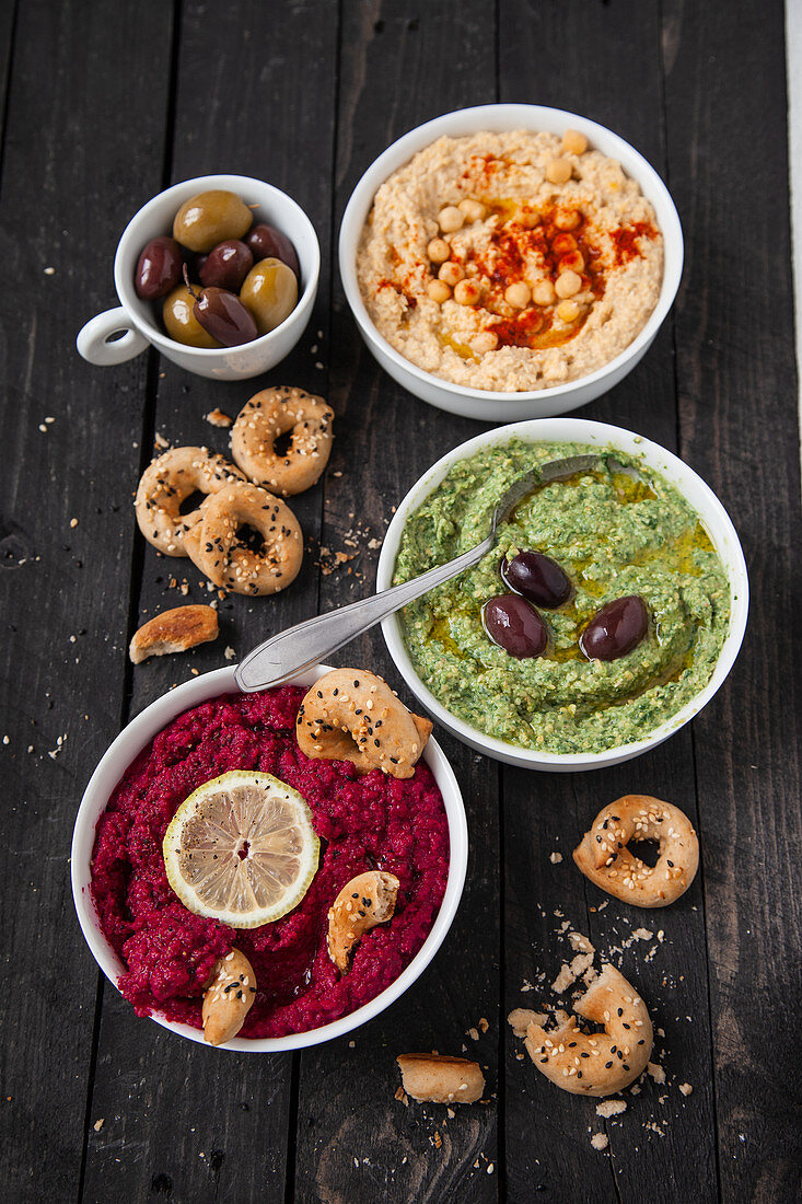 Hummus, Spinathummus und Rote-Bete-Hummus mit Sesamgebäck