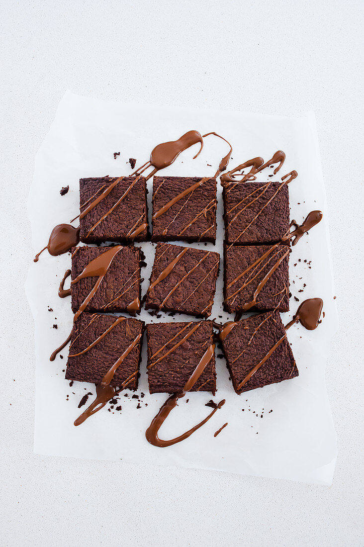 Schokoladenbrownies auf Pergamentpapier