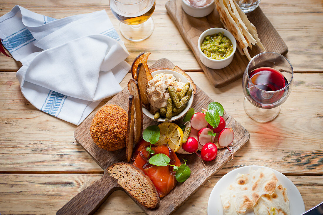 Starter platter with dips and red wine