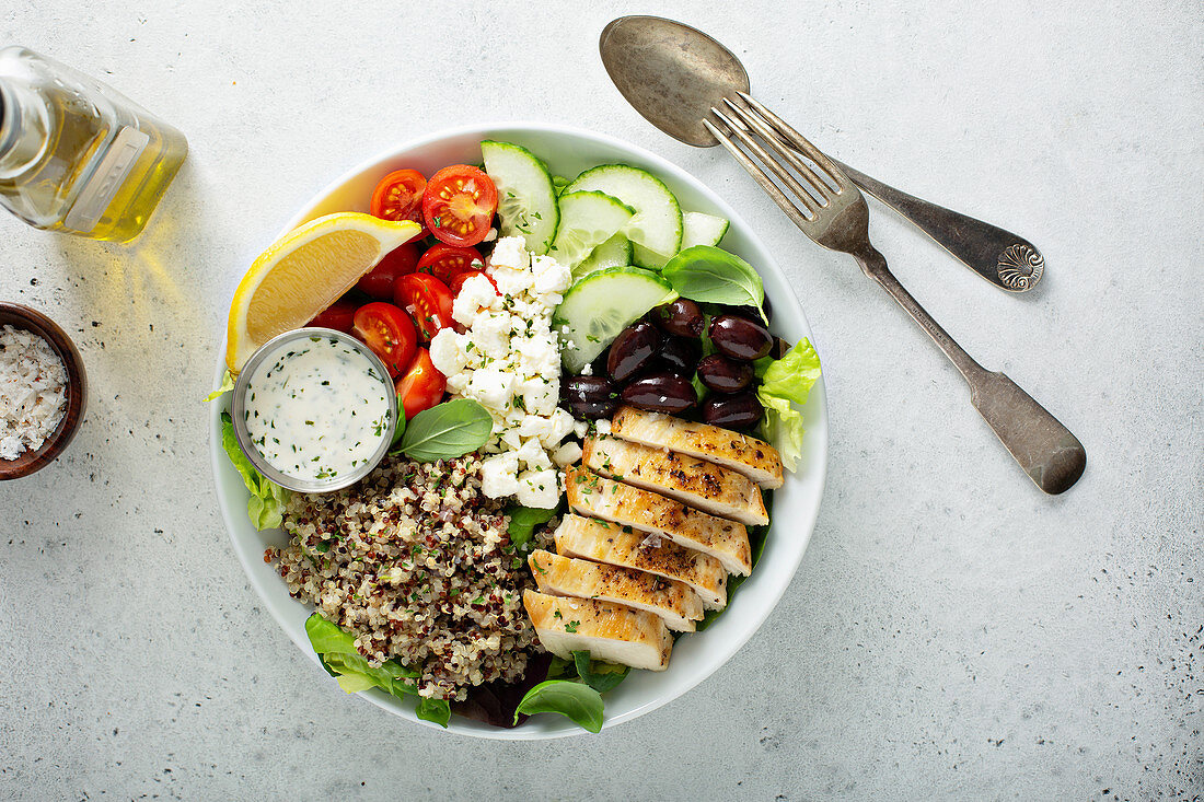 Lunch Bowl auf griechische Art mit gegrilltem Hähnchen, Quinoa, Feta und Gemüse