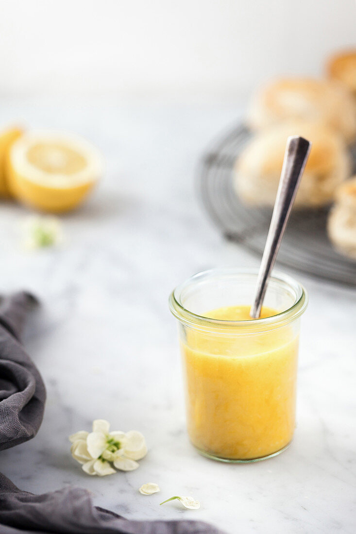 Lemon Curd im Glas mit Löffel