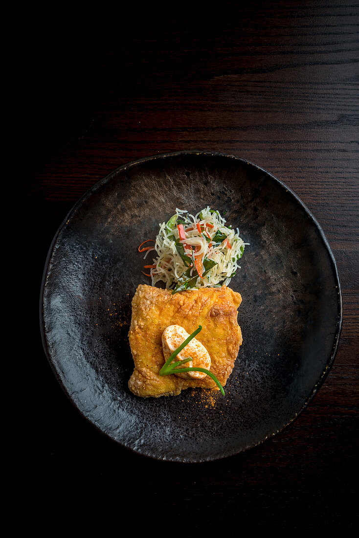 Gebratener Fisch mit Vermicelli-Salat