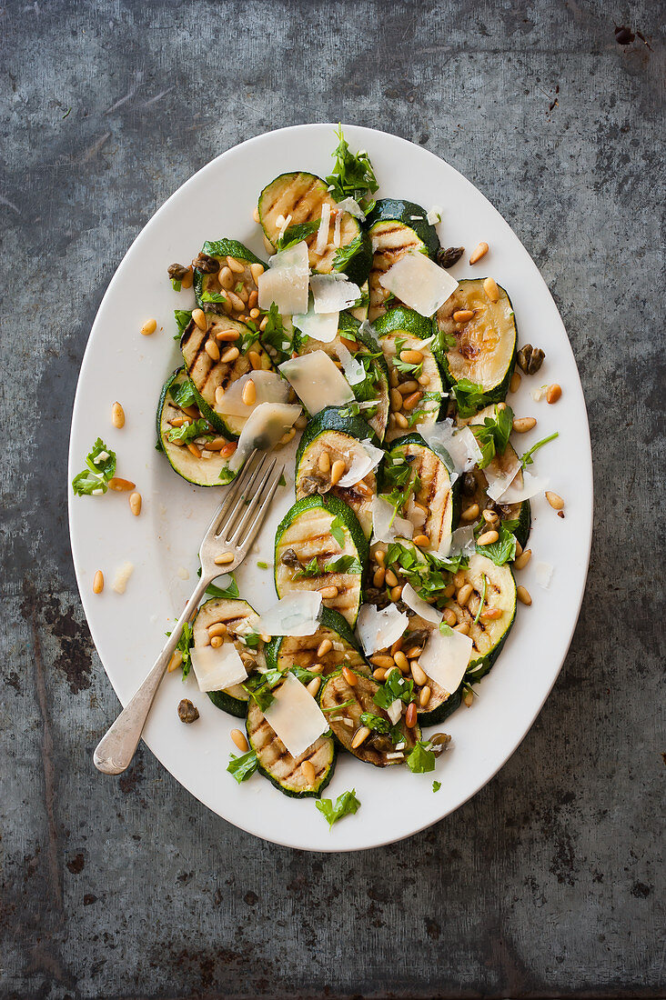 Zucchinisalat mit Pinienkernen und Parmesan