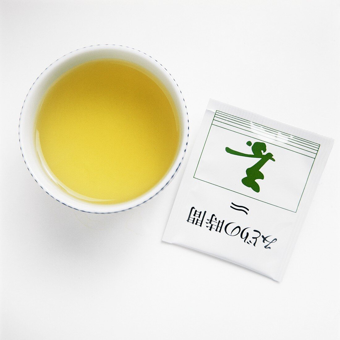 Ein Schälchen Konacha (japanischer grüner Tee) & Verpackung