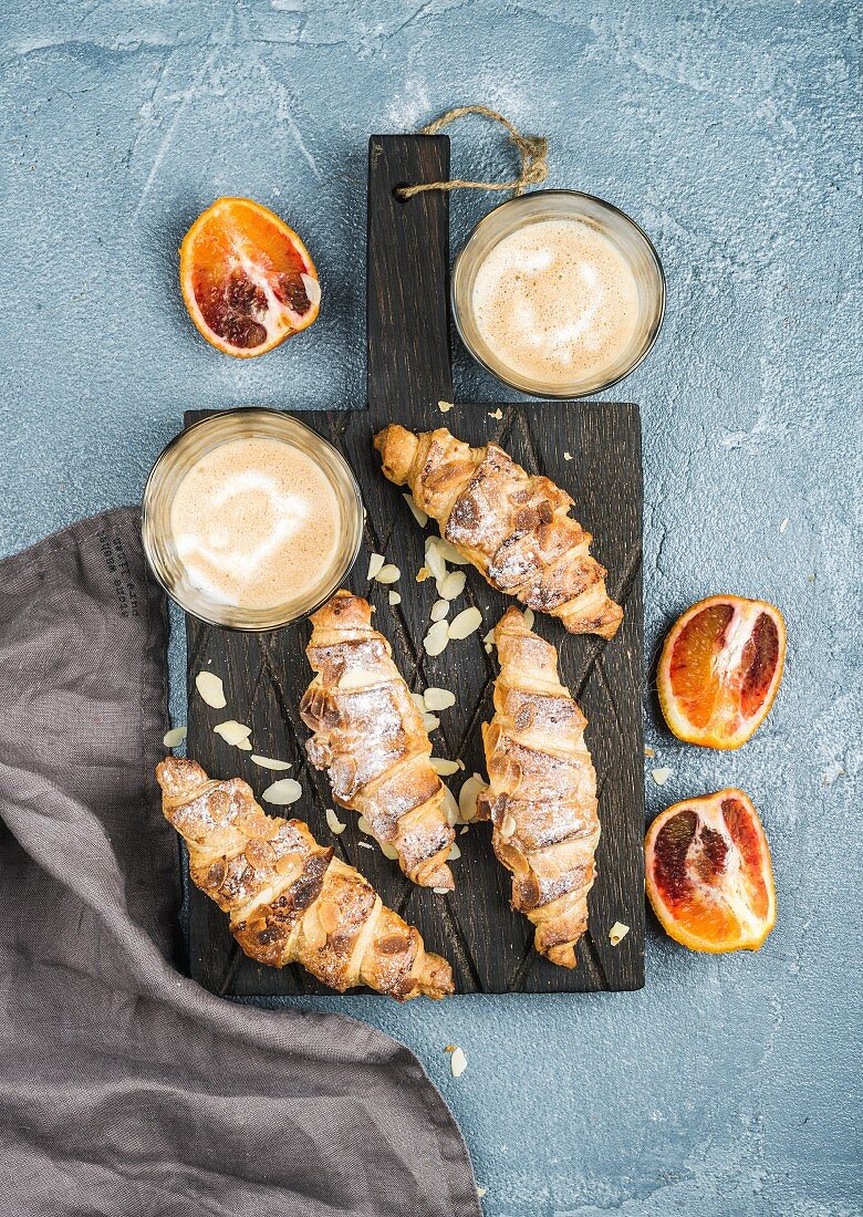 Italienisches Frühstück - Croissant mit Mandeln, Blutorangen und Caffe Latte