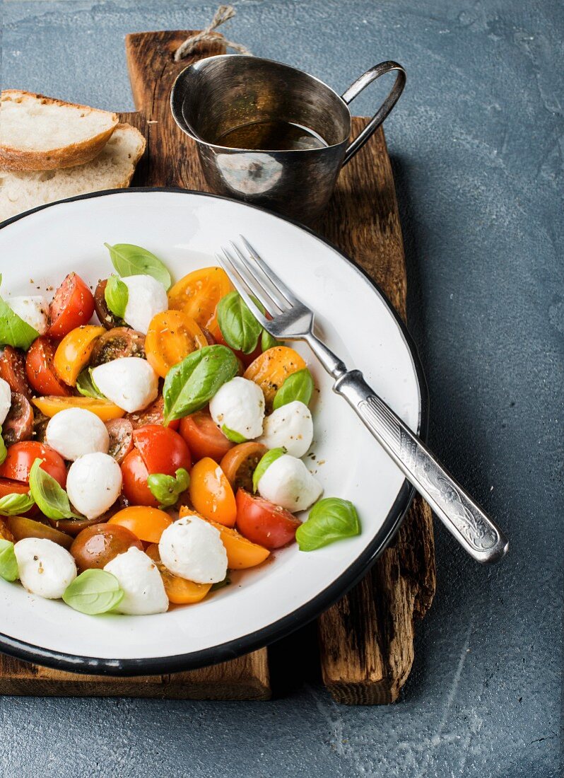 Italienische Caprese-Salat mit Kirschtomaten, Mozzarellakugeln und frischem Basilikum