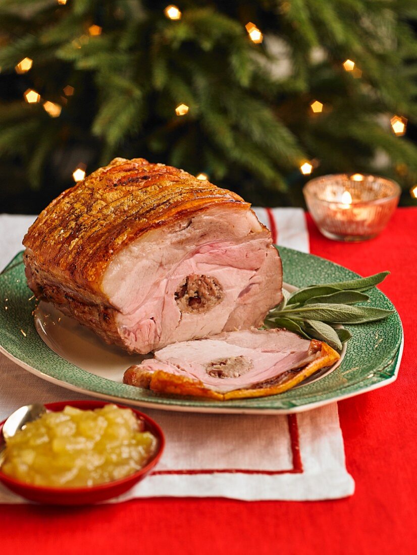 Schweinebraten aus drei Schweinefleischsorten zu Weihnachten