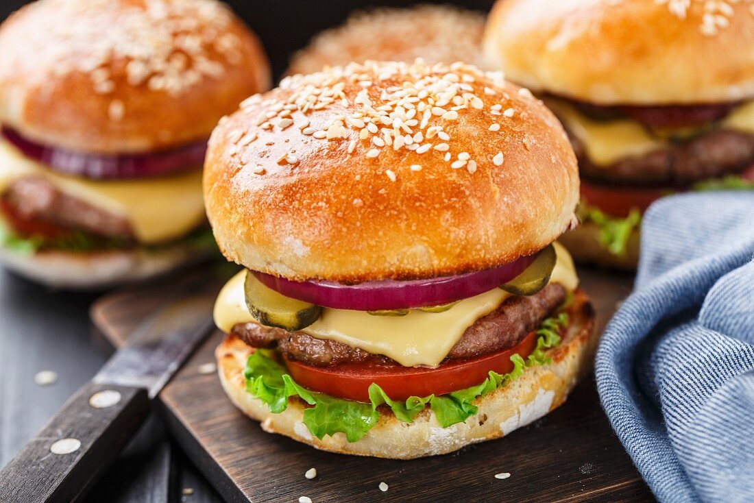 Burger mit Rindfleisch, Speck, Käse und Gemüse