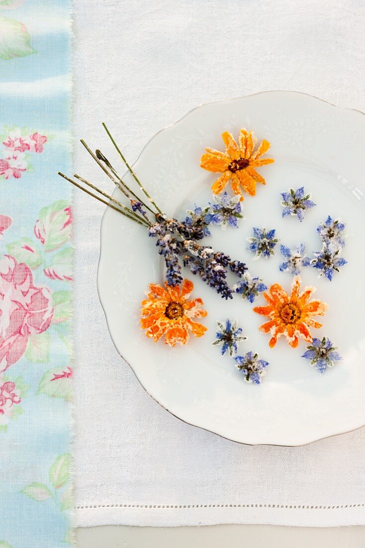 Gezuckerte Blüten auf Vintage-Teller