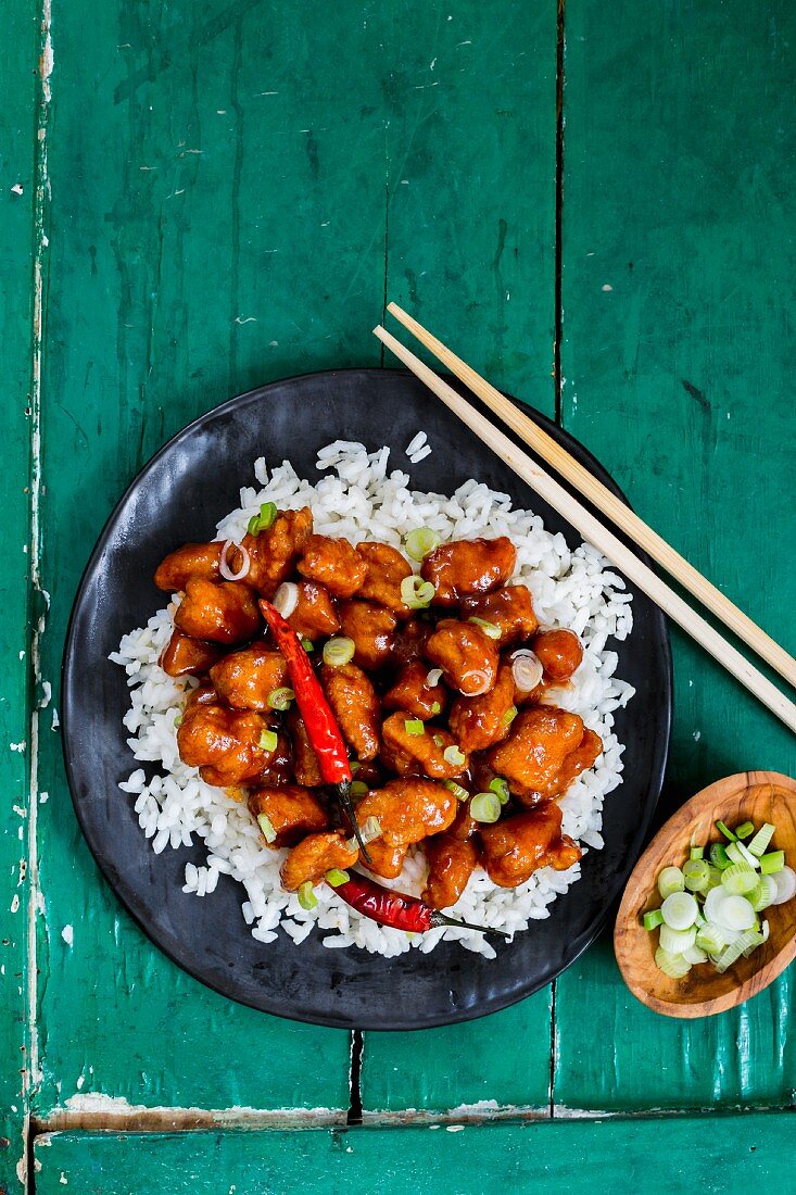 Gebratenes Hähnchen nach General Tso Art mit Reis (China)