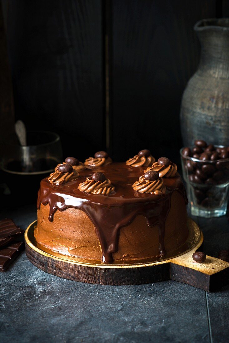 Schokoladen-Buttercreme-Torte mit Schokolinsen