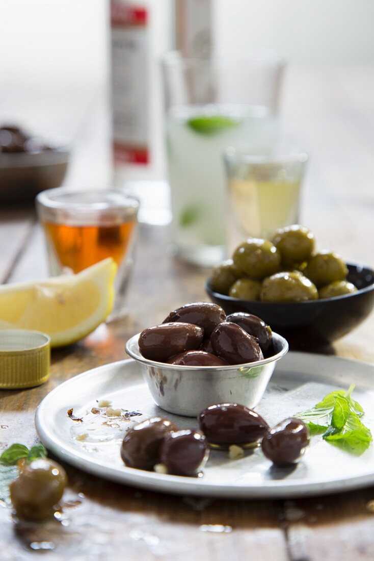 Marinierte Oliven, Zitrone und Getränke