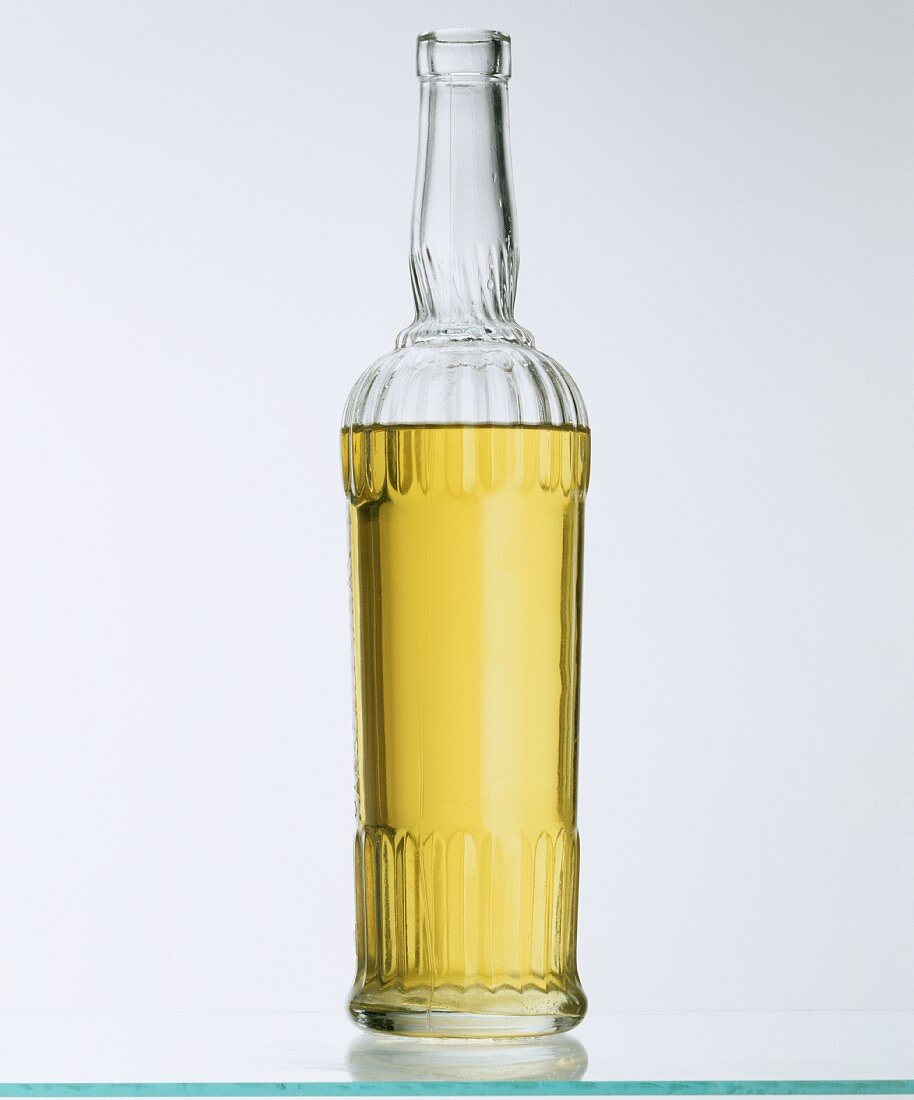 Eine Flasche Sonnenblumenkeimöl