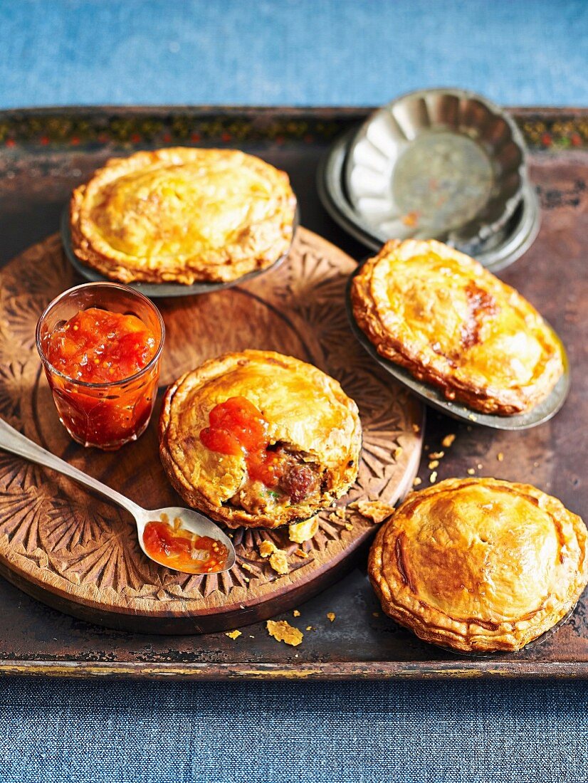 Lamm-Quitten-Pies mit Tomatenchutney