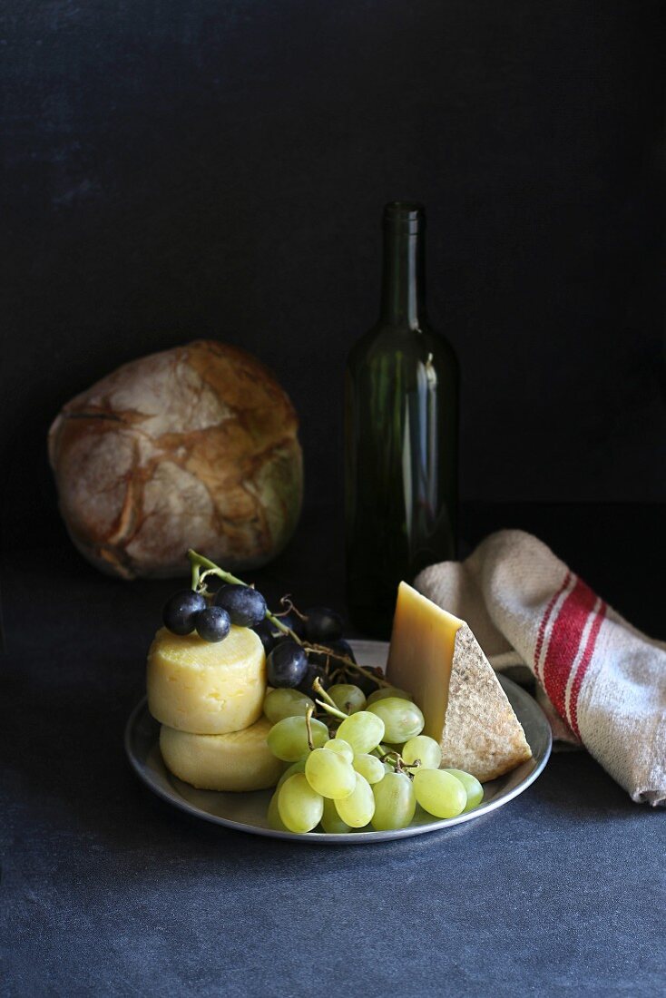 Stillleben mit Käse, Trauben und Brot