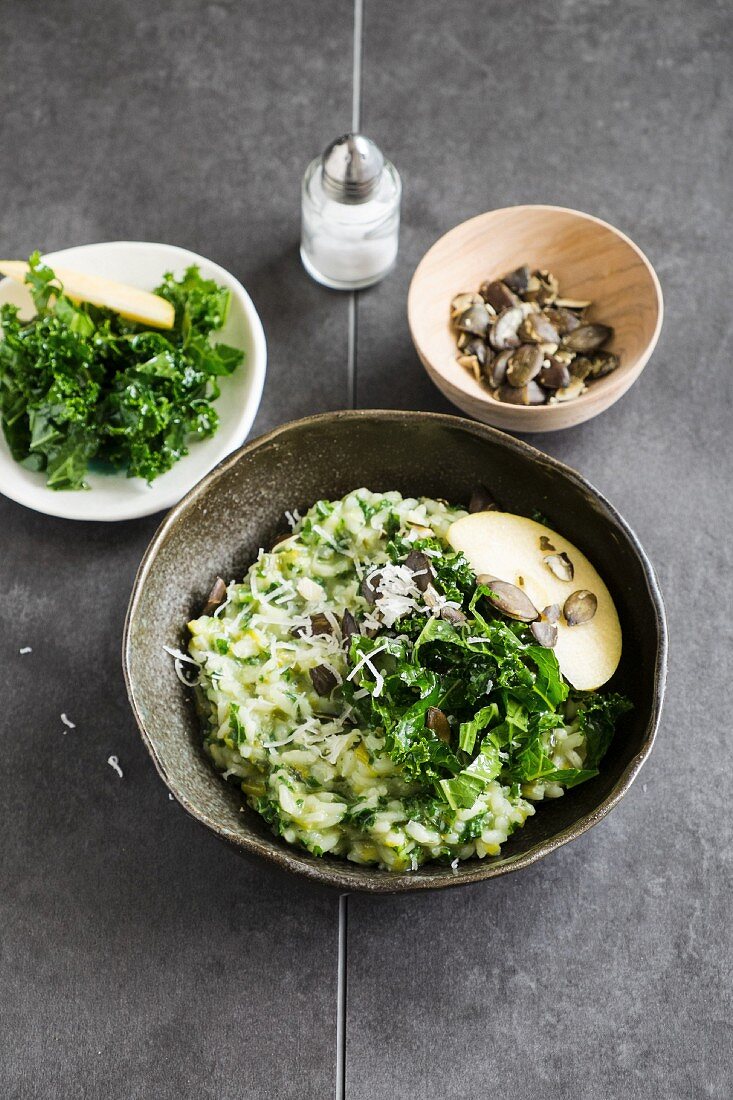 Grünkohl-Risotto mit Parmesan und Nüssen