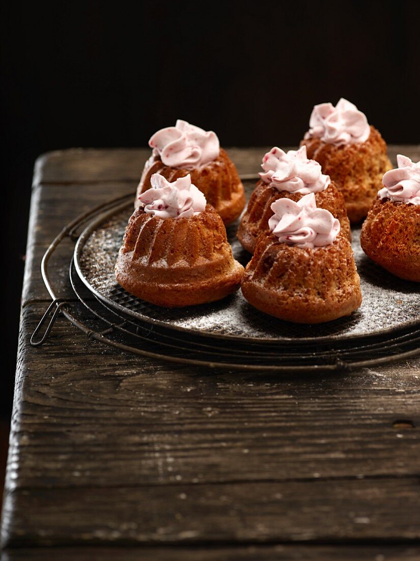 Mini gugelhupfs with raspberry cream and icing sugar