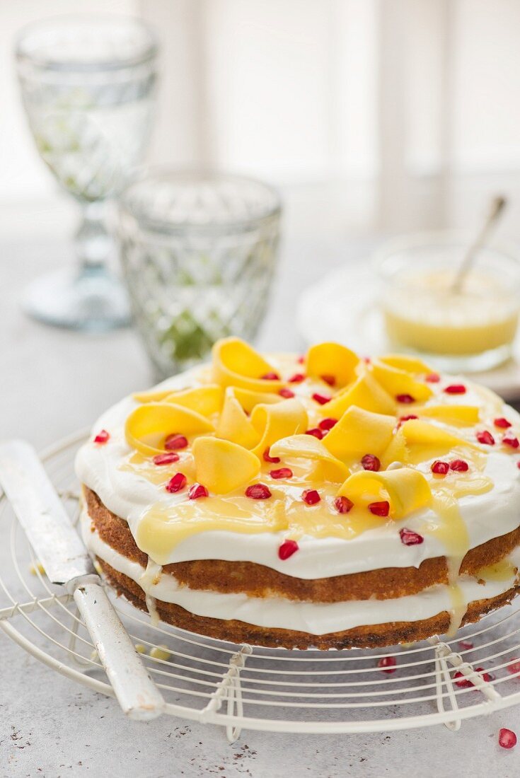 Kokosnuss-Mango-Kuchen mit Lime Curd