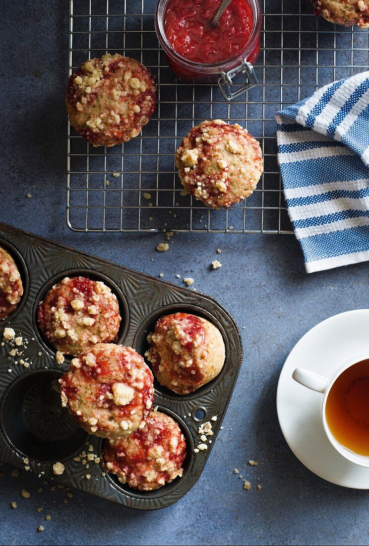 Strawberry crumb muffins