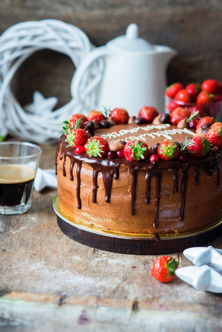 Schokoladentorte mit Erdbeeren zu Weihnachten